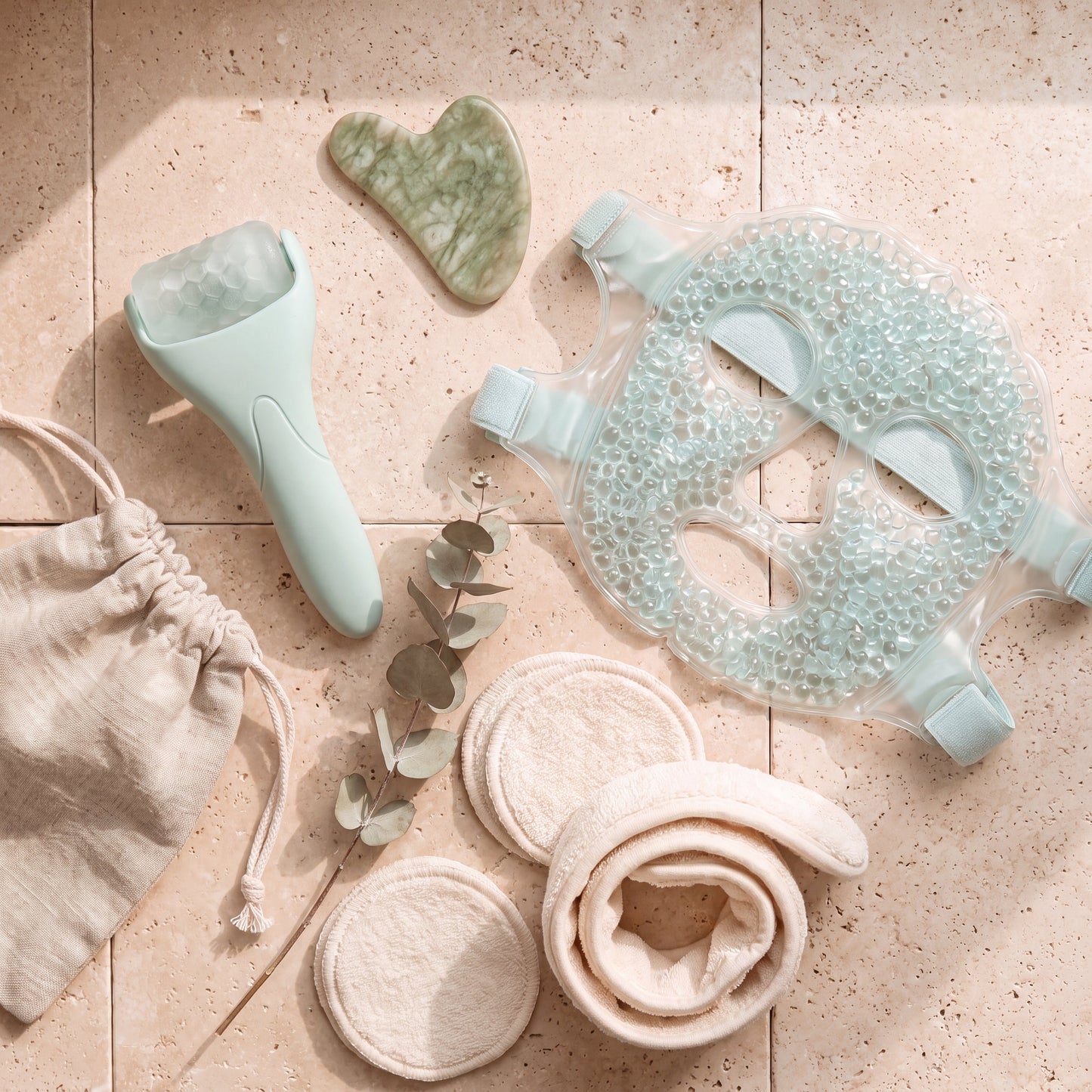 Le coffret rituel Celadine : roller glacé, gua sha en jade, masque glacé, bandeau, disques coton et pochette