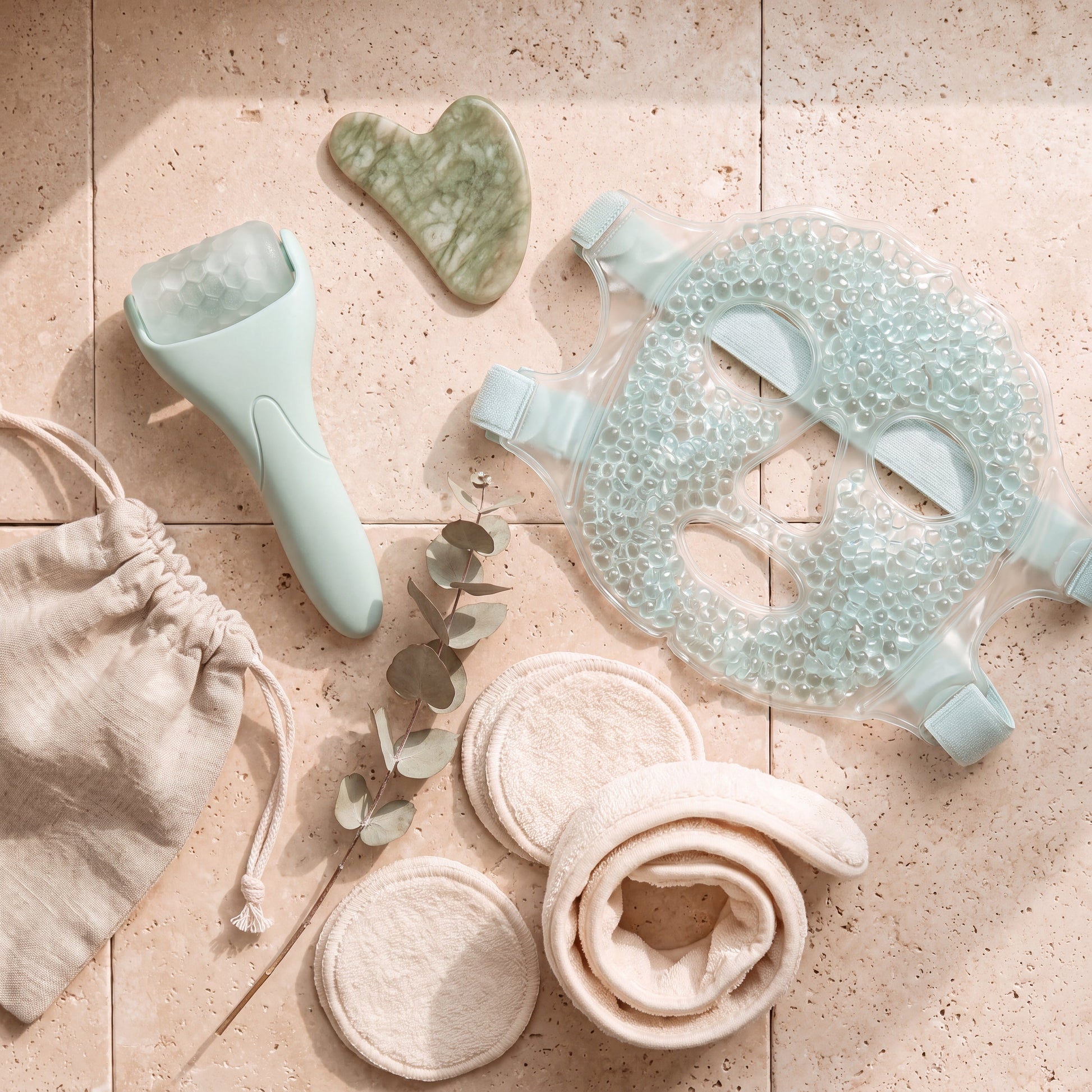Le coffret rituel Celadine : roller glacé, gua sha en jade, masque glacé, bandeau, disques coton et pochette