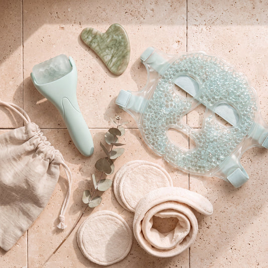 Le coffret rituel Celadine : roller glacé, gua sha en jade, masque glacé, bandeau, disques coton et pochette